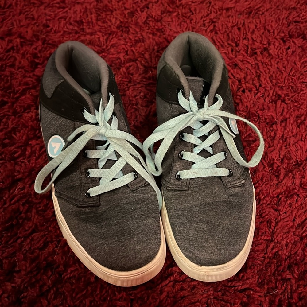 Women’s Airhawks shoes size 8, colors grey and teal!